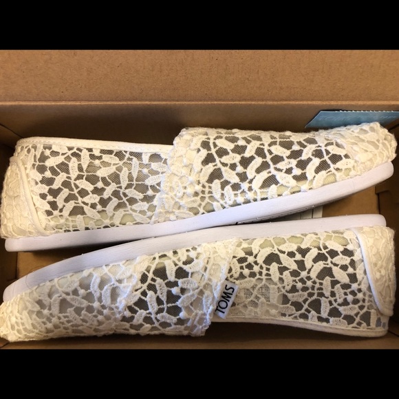 toms white lace leaves